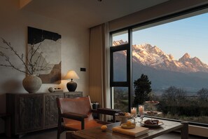 Escritorio, espacio para trabajar con laptop y cortinas blackout 