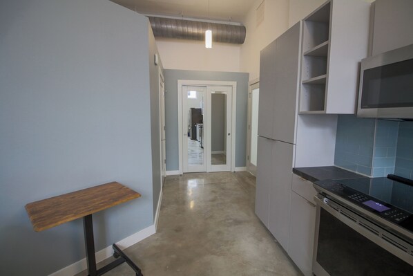 Mikrobølgeovn, ovn, kokeplater og oppvaskmaskin