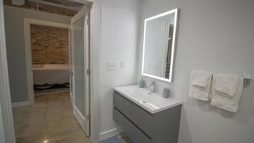 1 dormitorio, tabla de planchar con plancha, wifi y ropa de cama