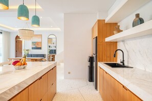 Refrigerador, placa de cocina, cafetera/tetera, tetera/pava eléctrica
