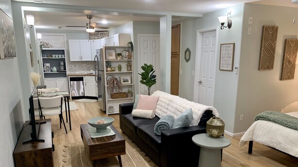 A compact living space with a kitchenette, a dining area, and a bedroom. - Stylish Studio in Old Colorado City-Shops and Dining Only Steps Away! (Colorado Springs)