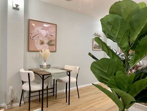 Dining - Stylish Studio in Old Colorado City-Shops and Dining Only Steps Away! (Colorado Springs)