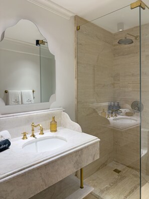 SĂšche-cheveux, bidet, serviettes fournies, savon