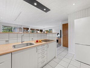 Réfrigérateur, four à micro-ondes, lave-vaisselle