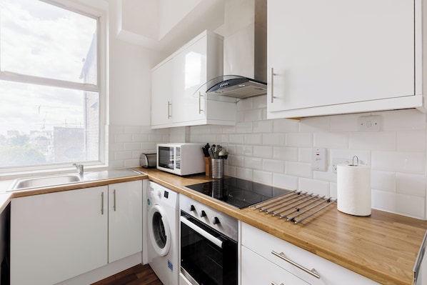 Refrigerador, microondas, horno, placa de cocina