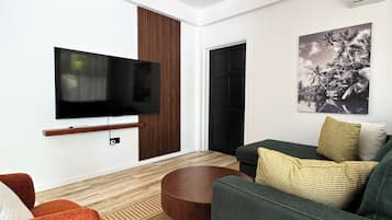 Luxury Condo, 2 Bedrooms | Living area