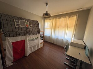 4 bedrooms, iron/ironing board, WiFi, bed sheets - Cosy home in Killara (Killara)
