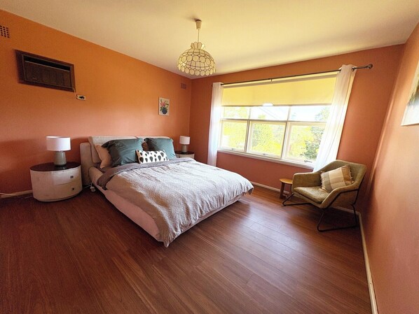 4 عدّة غرف نوم ومكواة/لوح كي وواي فاي وملاءات أسرّة