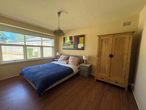 4 bedrooms, iron/ironing board, WiFi, bed sheets - Cosy home in Killara (Killara)