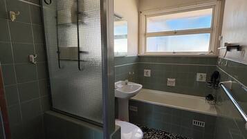 吹风机、毛巾、卫生纸