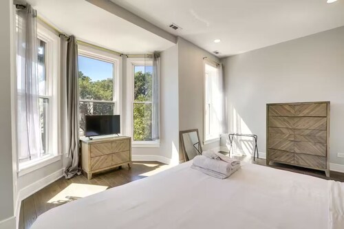 NEW! Stylish 3BD/2.5BTH w/parking! United Center!