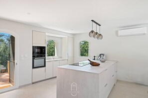 Fridge, oven, dishwasher, coffee/tea maker