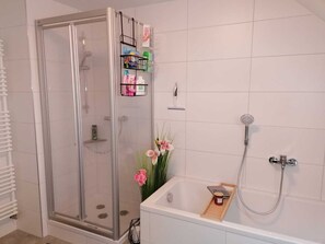 Sèche-cheveux, serviettes fournies, papier toilette