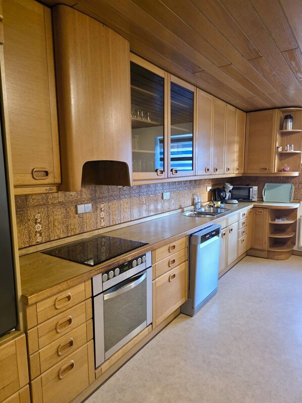 Kühlschrank, Mikrowelle, Ofen, Geschirrspüler