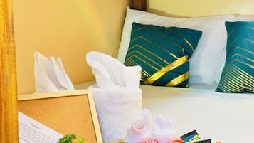 Standaard driepersoonskamer, 1 slaapkamer | Lakens van Egyptisch katoen, luxe beddengoed, individueel gemeubileerd