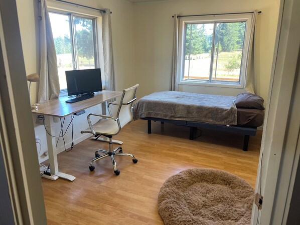 4 bedrooms, desk, iron/ironing board, free WiFi