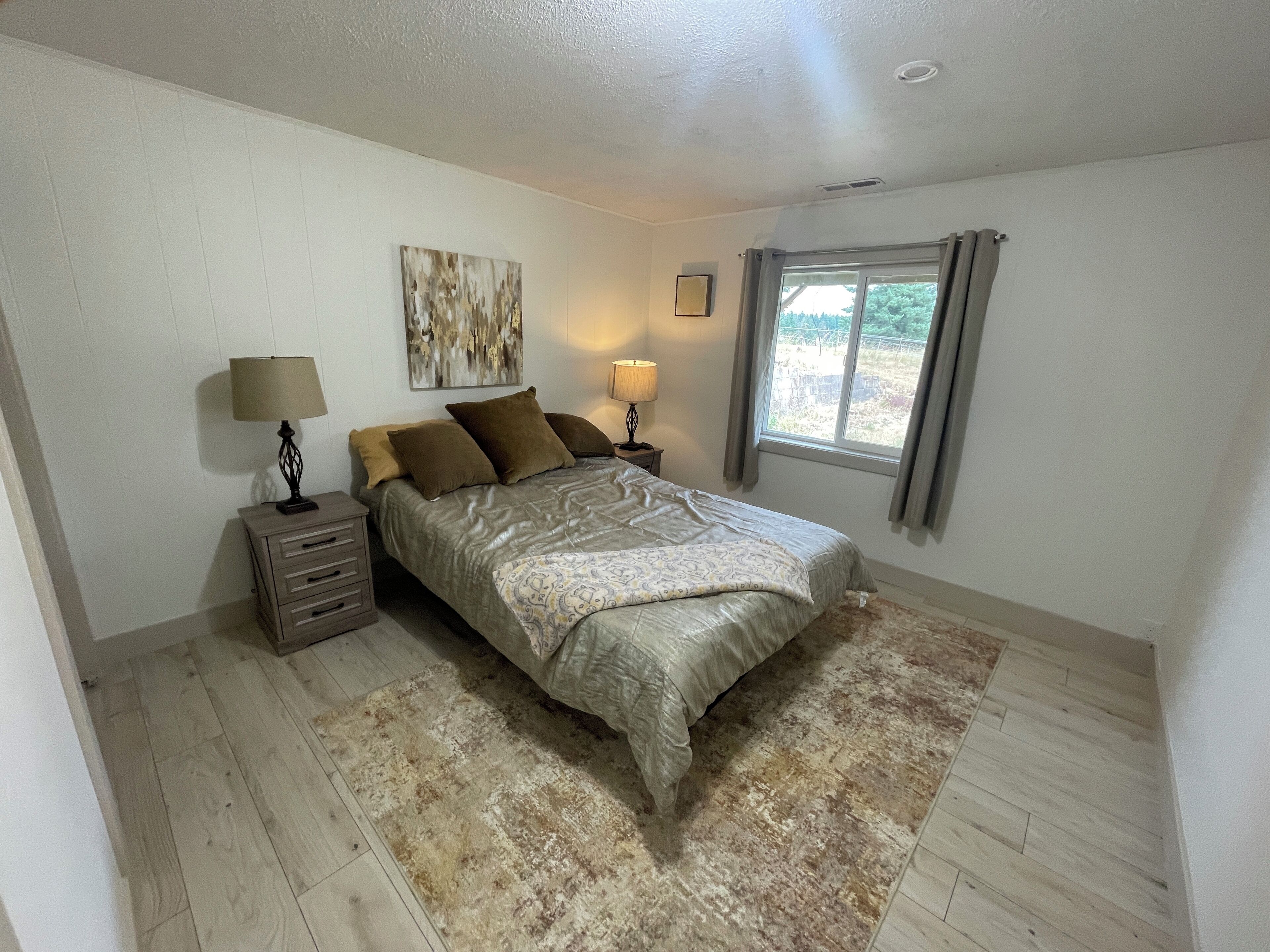 4 quartos, escrivaninha, ferros/tábuas de passar roupa