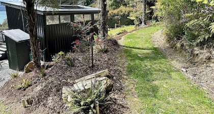 Cosy modern two bedroom off-grid cabin, in the Marlborough Sounds