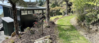 Cosy modern two bedroom off-grid cabin, in the Marlborough Sounds