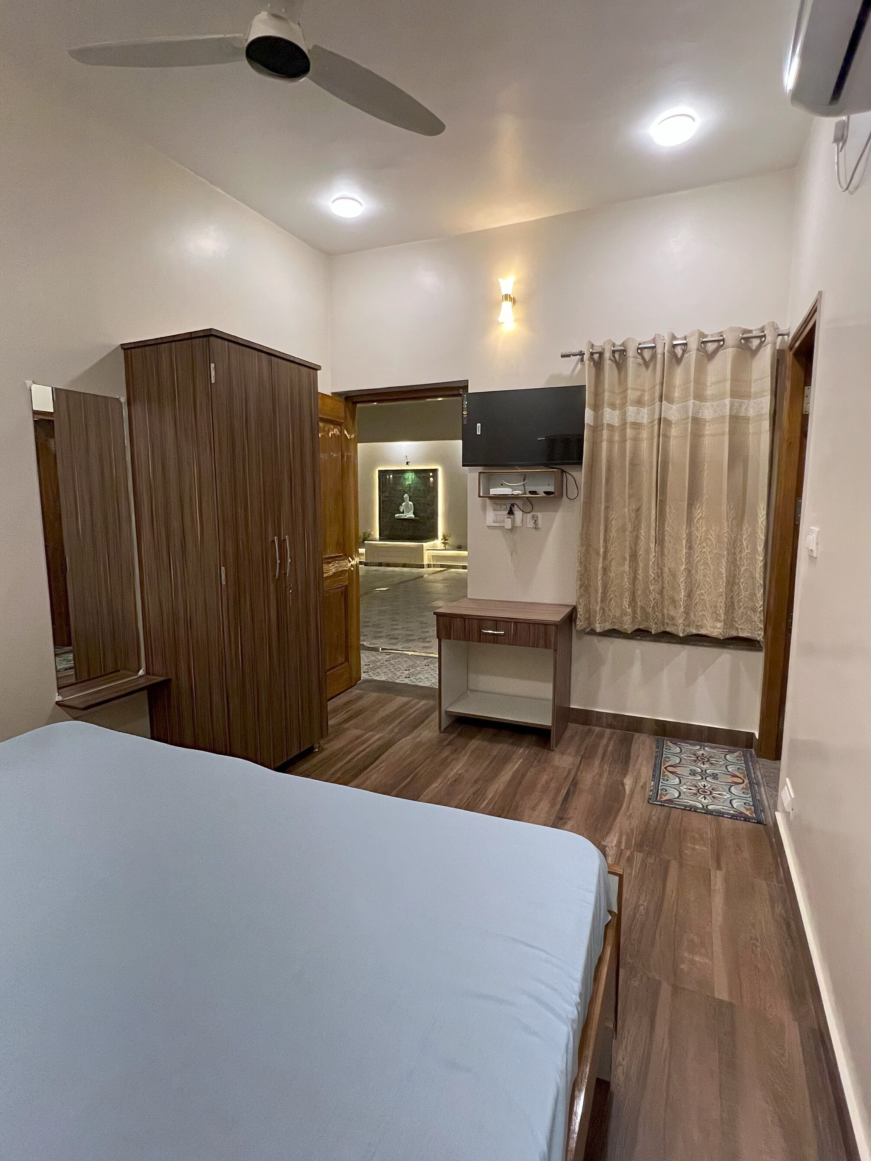 8 quartos, ferros/tábuas de passar roupa, Wi-Fi, roupa de cama