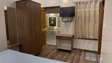 8 quartos, ferros/tábuas de passar roupa, Wi-Fi, roupa de cama