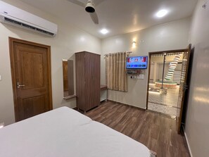 8 habitaciones, tabla de planchar con plancha, wifi y ropa de cama 