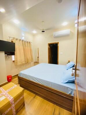 8 bedrooms, iron/ironing board, WiFi, bed sheets