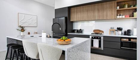 KĂŒhlschrank, Mikrowelle, Ofen, Herdplatte