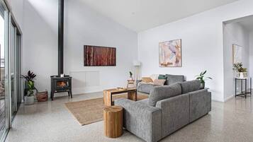 Een smart-tv en een open haard