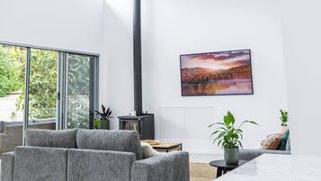 Smart-tv en een open haard