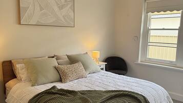 Iron/ironing board, WiFi, bed sheets