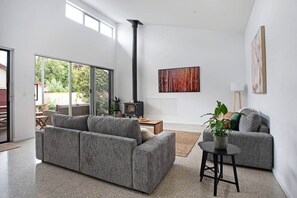 Een smart-tv en een open haard