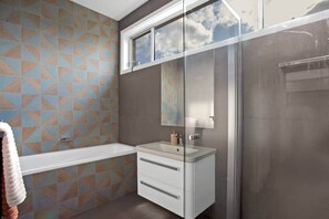 Dusche, Haartrockner, Seife, Toilettenpapier