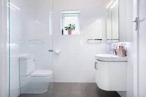 Dusche, Haartrockner, Seife, Toilettenpapier