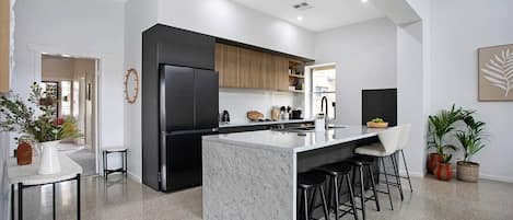 Refrigerador, microondas, horno y parrilla de estufa