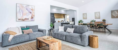 Smart TV, fireplace