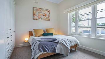 4 bedrooms, iron/ironing board, WiFi, bed sheets