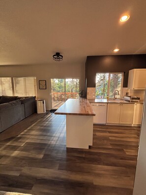 Interior - Light-Filled Modern PNW Retreat — Tualatin 3BR (Tualatin)