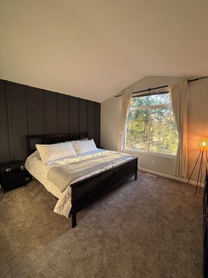 3 bedrooms, WiFi, bed sheets - Light-Filled Modern PNW Retreat — Tualatin 3BR (Tualatin)