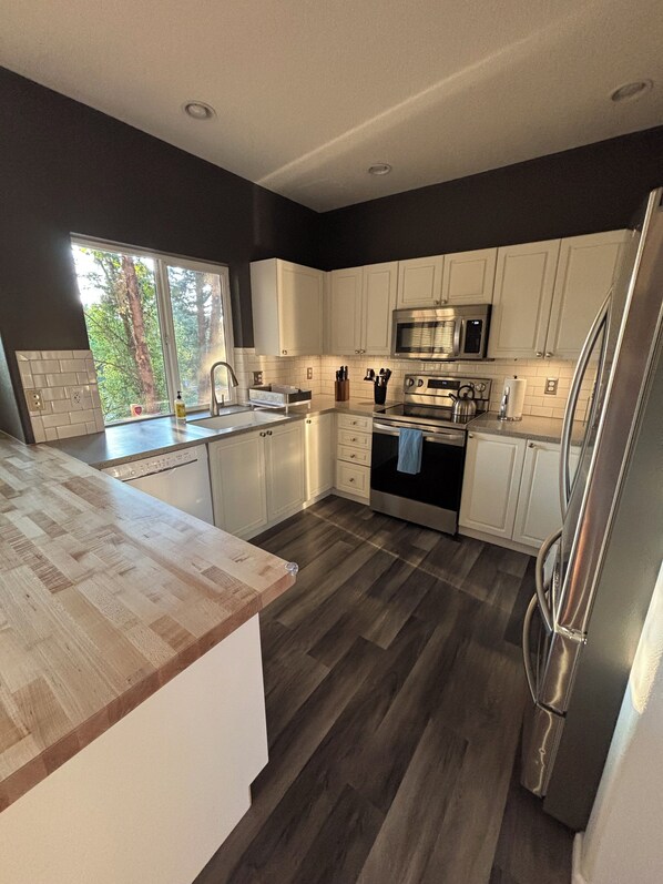 Microwave, oven, stovetop, dishwasher - Light-Filled Modern PNW Retreat — Tualatin 3BR (Tualatin)