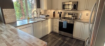 Light-Filled Modern PNW Retreat — Tualatin 3BR