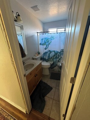 Secador de pelo, toallas, jabón y papel higiénico