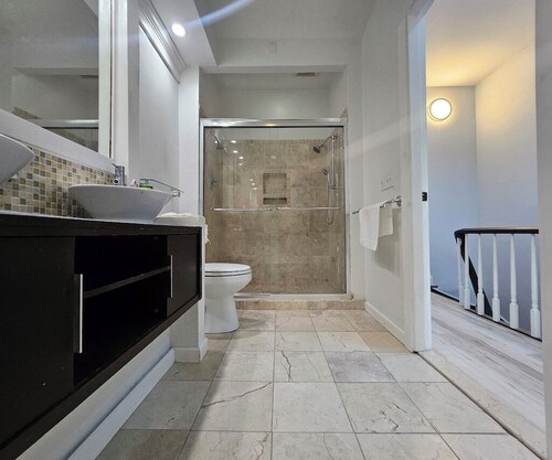 Cool Renovated 3-bedroom Townhome with AC in Jersey City