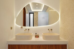 Secadora de cabello, bidet, toallas, shampoo 