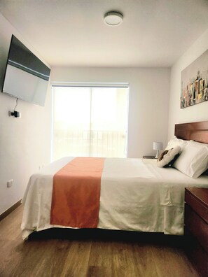 3 habitaciones, tabla de planchar con plancha, wifi y ropa de cama 