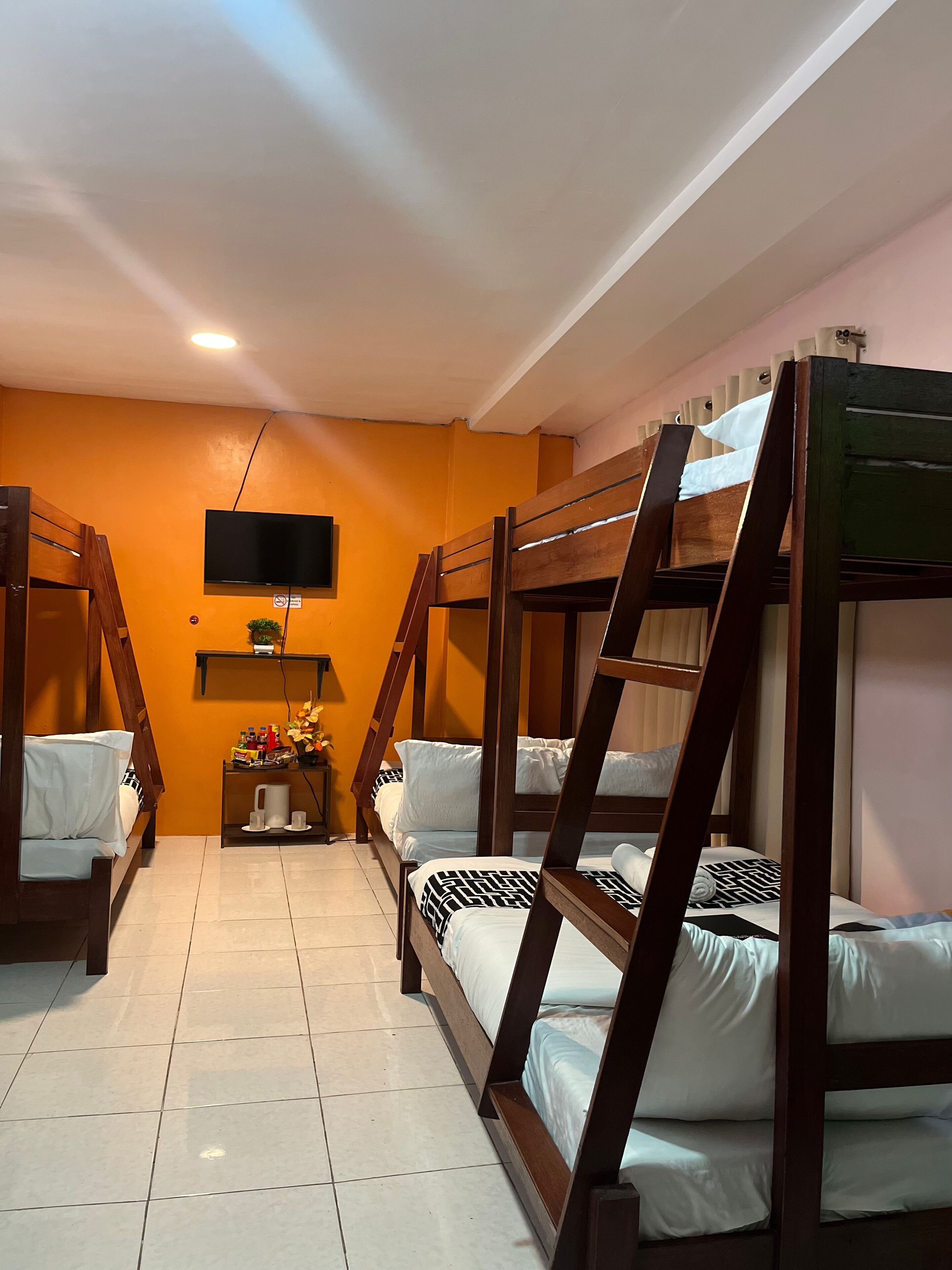 Superior kamer | Een bureau, verduisterende gordijnen, een strijkplank/strijkijzer