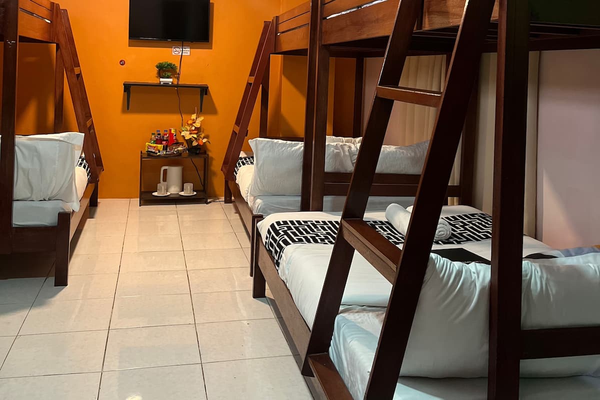 Kamar Superior | Meja kerja, tirai kedap cahaya, setrika/meja setrika, dan Wi-Fi gratis