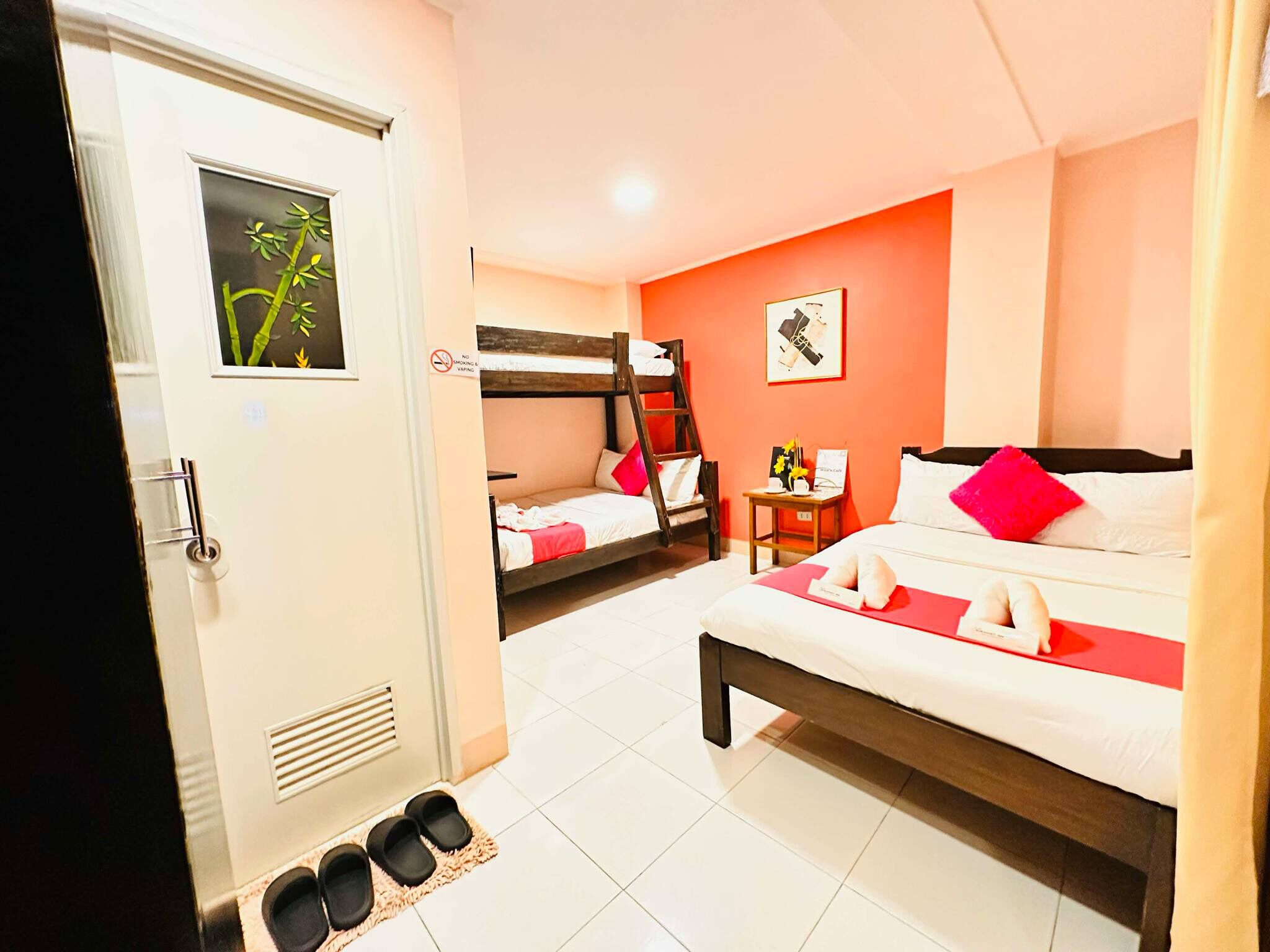 Familiekamer | Een bureau, verduisterende gordijnen, een strijkplank/strijkijzer