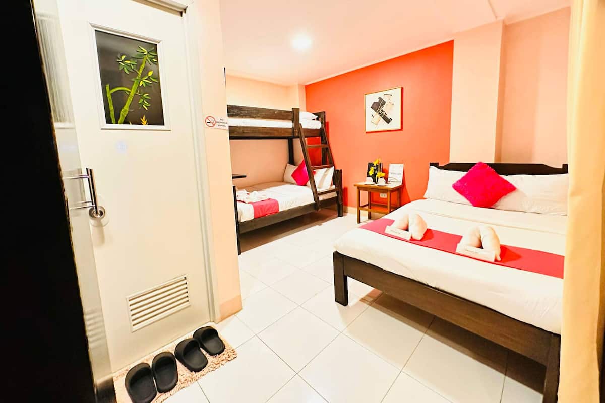 Kamar Keluarga | Meja kerja, tirai kedap cahaya, setrika/meja setrika, dan Wi-Fi gratis