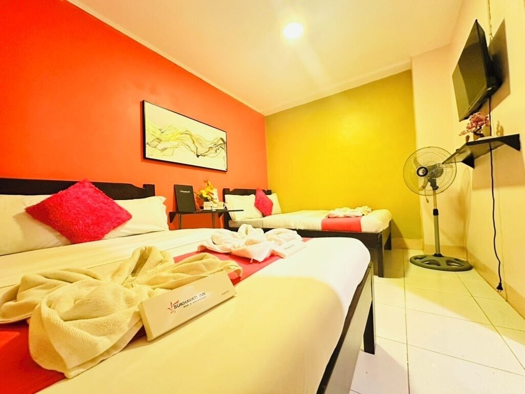 Twin kamer | Een bureau, verduisterende gordijnen, een strijkplank/strijkijzer